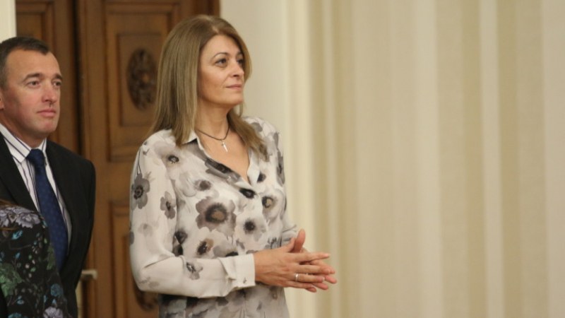 Десислава Радева с дарения за екипите на ковид отделенията в Пловдив, Зико й благодари