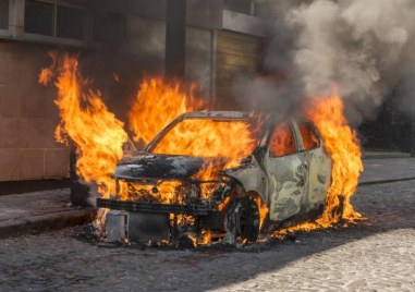 Хулигани изгориха над 870 коли в новогодишната нощ във Франция