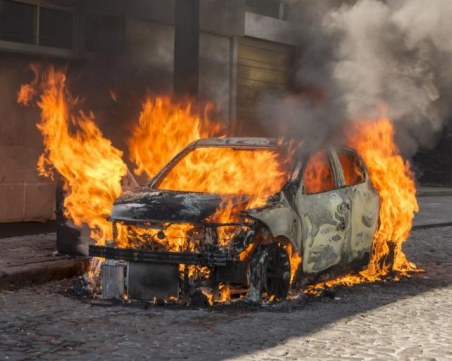 Хулигани изгориха над 870 коли в новогодишната нощ във Франция