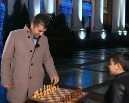Кирил Петков игра шах с дете чудо в новогодишната нощ