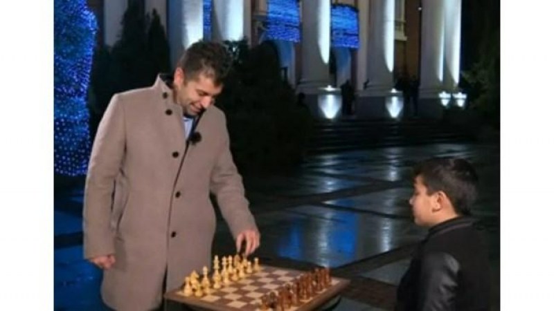 Кирил Петков игра шах с дете чудо в новогодишната нощ