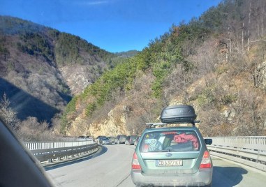 Изключително натоварено е движението по пътя Смолян Асеновград днес В няколко