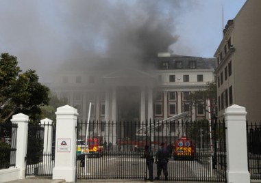 Голям пожар е избухнал тази сутрин в парламента на Република