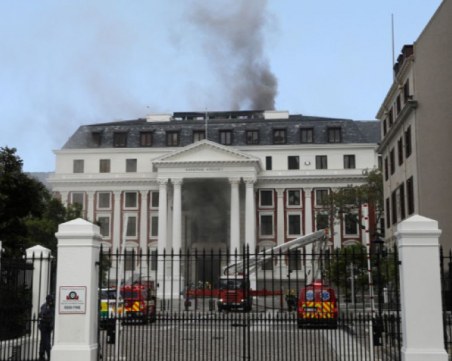 Арестуваха заподозрян във връзка с големия пожар, който изпепели парламента в Кейптаун