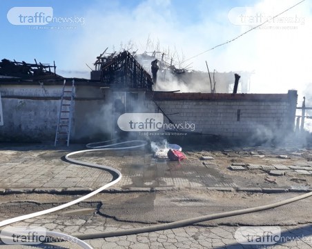 Къща изгоря до основи в Раковски, майка и син останаха на улицата