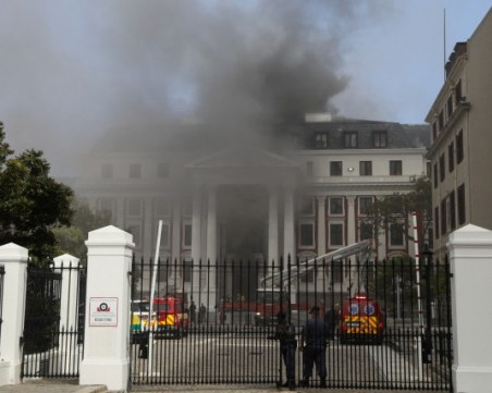 Парламентът в Южна Африка избухна в пламъци