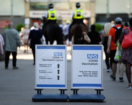 Рекорден брой заразени във Великобритания, върнаха маските в училище