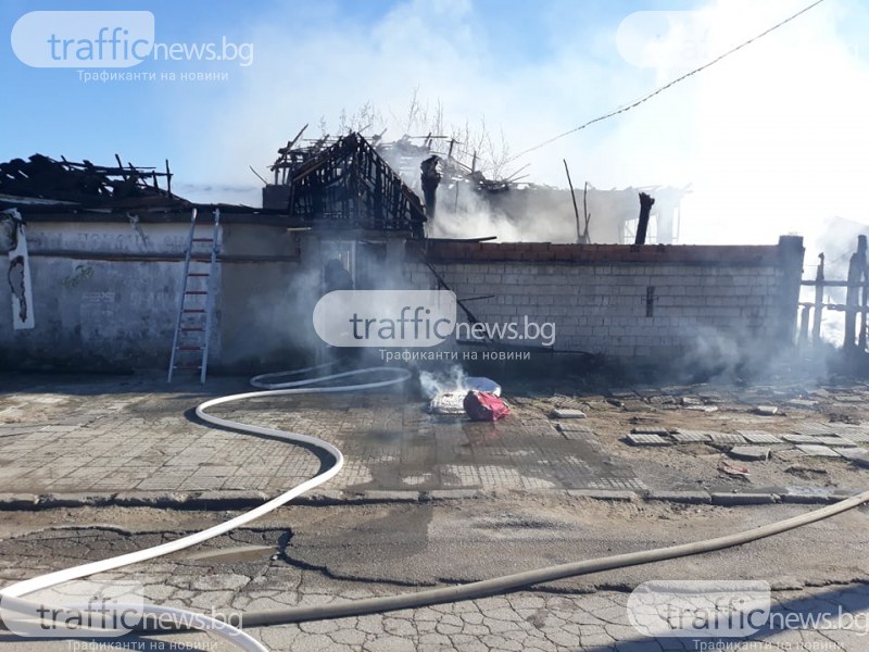Къща избухна в пламъци в района на пазара в Раковски.