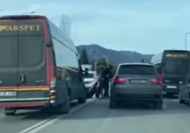 Двама шофьори се сбиха на оживен булевард във Враца предаде