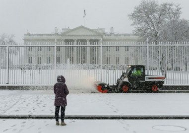 Снежна буря връхлетя днес американската столица Вашингтон и региона ѝ