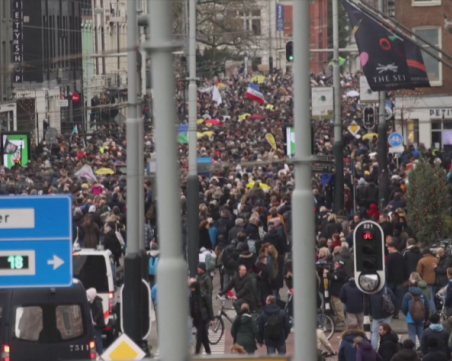 Десетки хиляди на протест в Нидерландия след въвеждането на локдаун