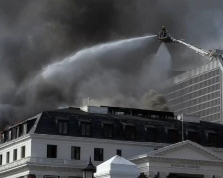 Пожарът в парламента в ЮАР отново пламна