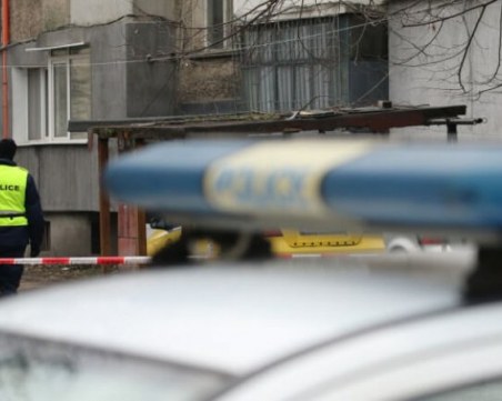 Пребитите с метална тръба баба и внуче остават в много тежко състояние