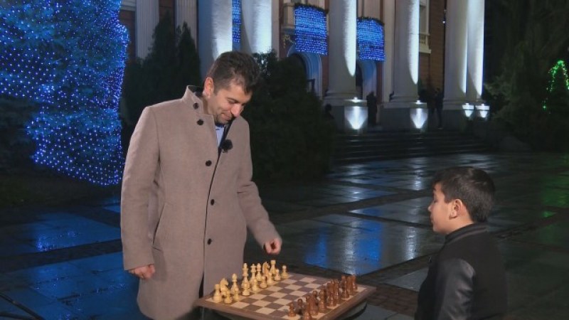 Кое е 10-годишното дете, победило Кирил Петков на шах в новогодишната нощ?