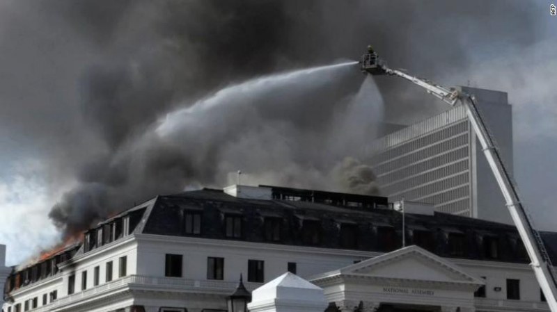Пожарът в парламента в ЮАР отново пламна