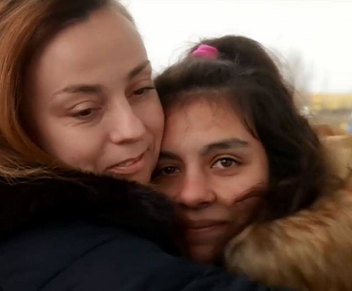 След 8 години чакане 16-годишно момиче беше осиновено от американци.