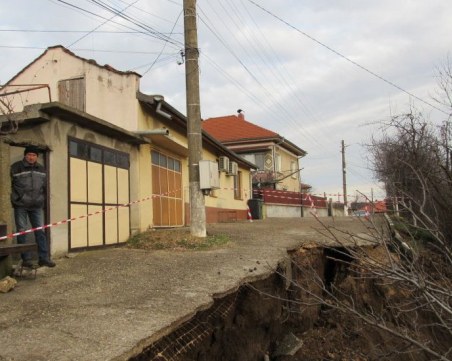 Пропадна улица във Ветово, пет къщи са застрашени