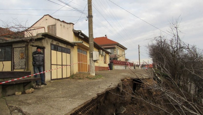 Пропадна улица във Ветово, пет къщи са застрашени