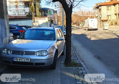 Пловдивчанин показа завидни умения по паркиране и запуши напълно тротоара