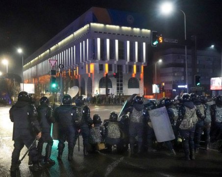 Сблъсъци в Казахстан, подпалиха кметството в Алмати