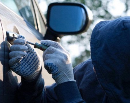 Тийнейджъри откраднаха кола в Брестовица, подпалиха друга