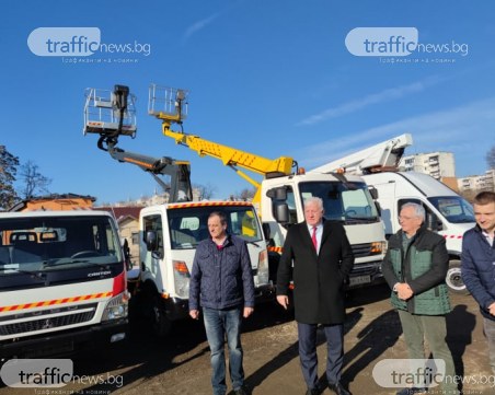 Показаха 10-годишните бусове и вишки на 