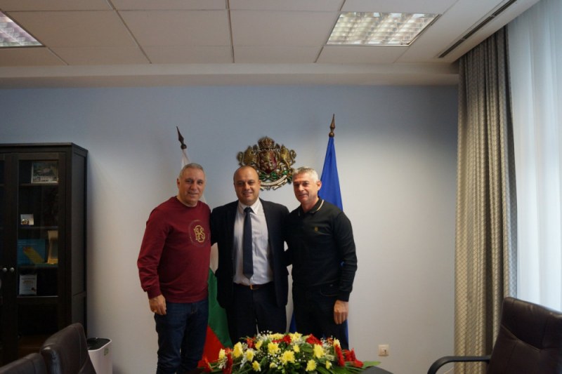 Министърът на туризма Христо Проданов проведе среща с Христо Стоичков.