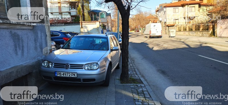 Пловдивчанин показа завидни умения по паркиране и запуши напълно тротоара