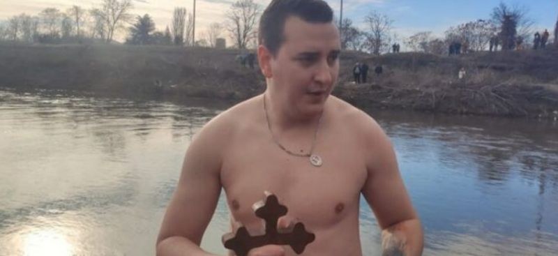 29-годишният Васил Хаджийски от Пазарджик улови кръста в ледените води