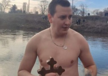 29 годишният Васил Хаджийски от Пазарджик улови кръста в ледените води
