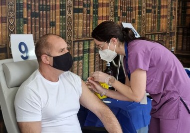 Президентът на България Румен Радев се ваксинира с трета бустерна