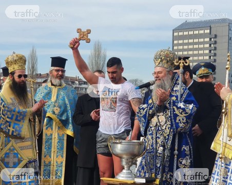 28-годишен хвана кръста в Пловдив, пожела си здраве