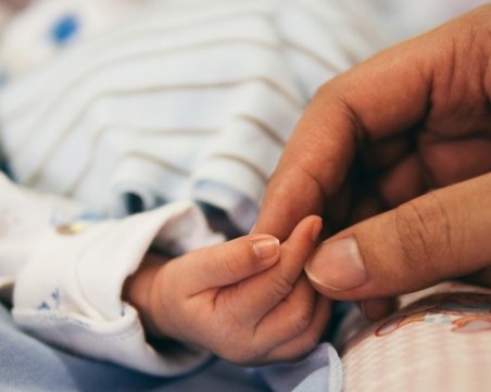 Българката, родила в автобус край Белград, и бебето ѝ са добре