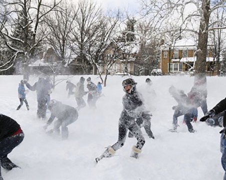 Битката при Сноумикрон: Масов бой със снежни топки заваблява Вашингтон