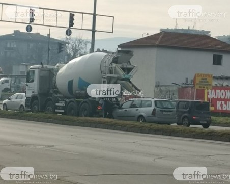 Кола се блъсна в бетоновоз на Голямоконарско шосе