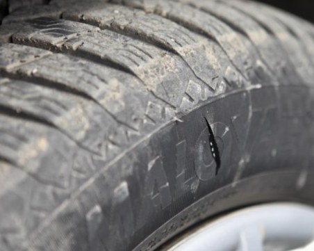 Мъж наряза гумите на четири автомобила в Пазарджишко