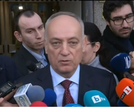 Намаляват карантината за болни и контактни, мерките ще се затягат на локално ниво