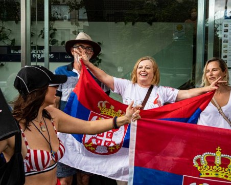Настаниха Джокович в хотел за бежанци в Австралия,  сърби протестират