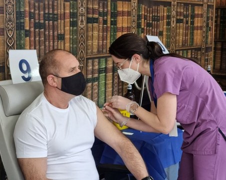 Президентът Румен Радев си постави трета бустерна доза