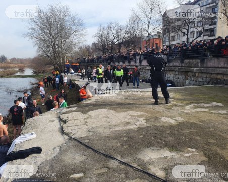 Стотици се събраха около Водната палата за хвърлянето на кръста, 82 ще скачат в студените води на Марица