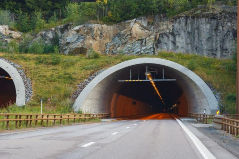 Караджов: Проектът за тунела под Шипка е само с по една лента в посока