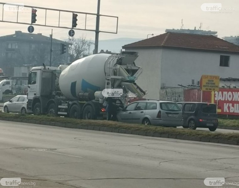 Кола се блъсна в бетоновоз на Голямоконарско шосе