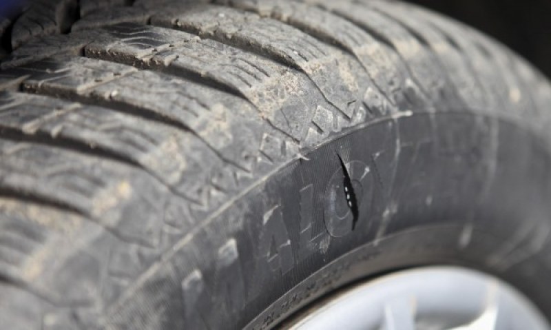 Мъж наряза гумите на четири автомобила в Пазарджишко