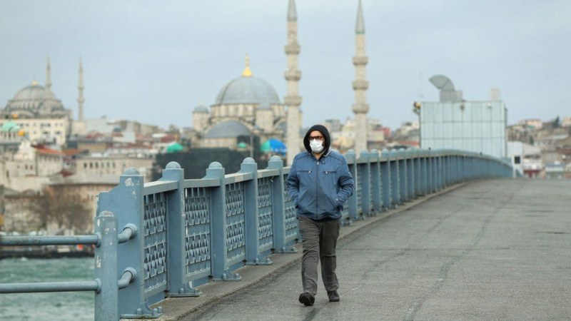 Намаляват наполовина карантината за болни от COVID в Турция