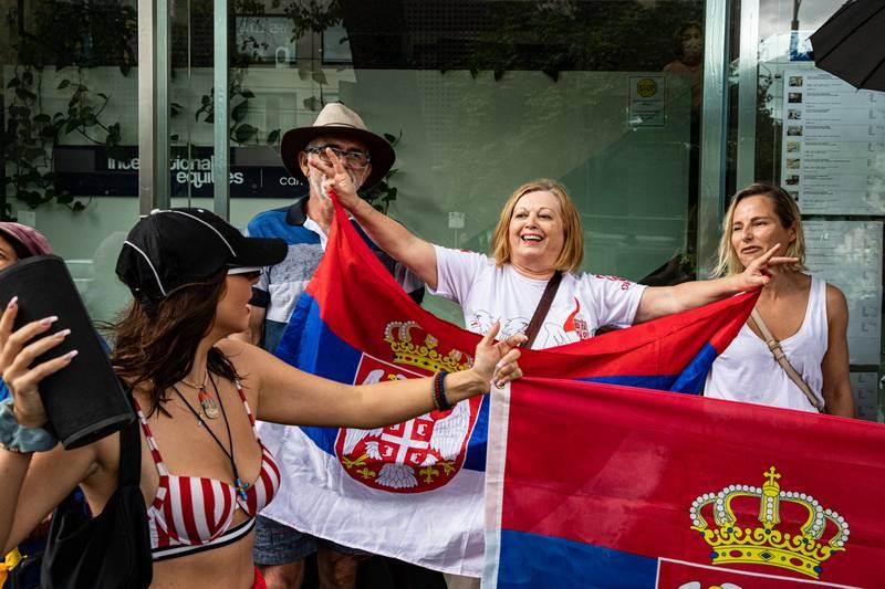 Настаниха Джокович в хотел за бежанци в Австралия, сърби протестират