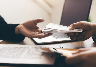 През 2021 г средната заплата в столицата е надминала 2000 лв изчисляват