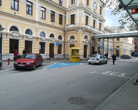 Мъж счупи прозорец в чакалнята на Централна гара, хванаха го след минути в Съединение
