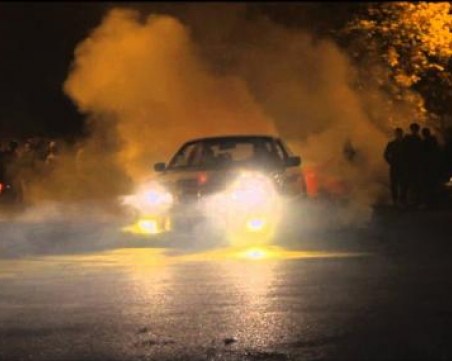 Пилене на гуми в центъра на Пловдив: БМВ дрифтира на кръговото на Водната палата, водачът изгоря с 3 бона