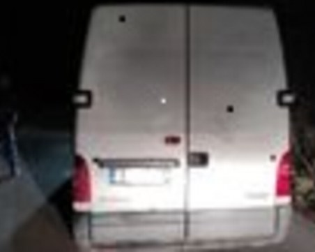 Задържаха 43 нелегални мигранти край Костинброд