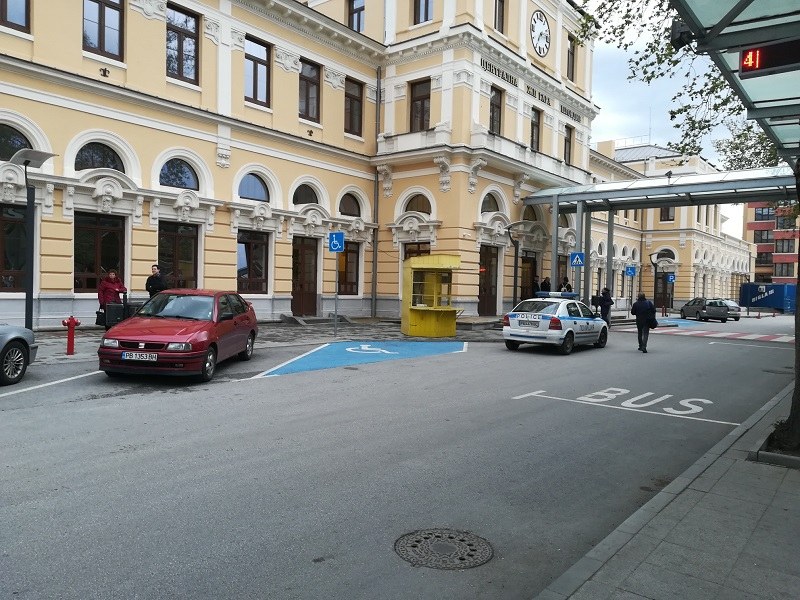 Мъж счупи прозорец в чакалнята на Централна гара, хванаха го след минути в Съединение